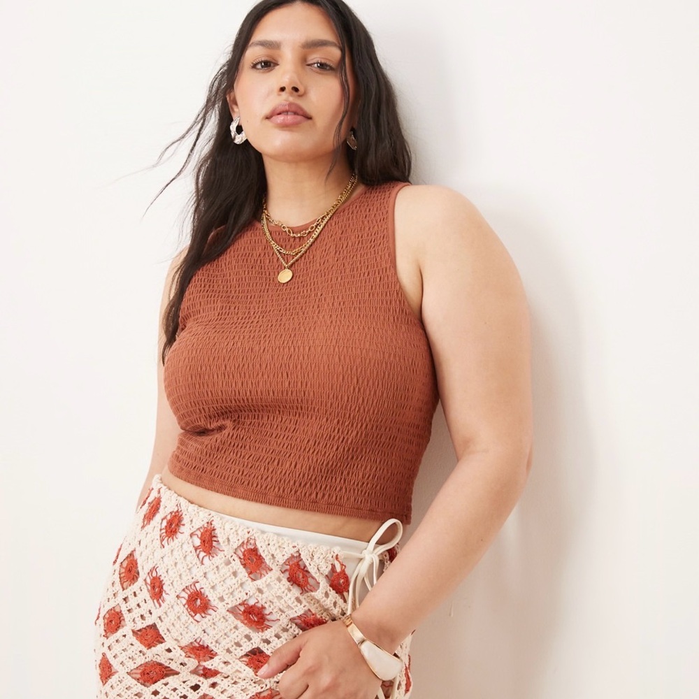 Curve textured shirred cropped tank top in brown